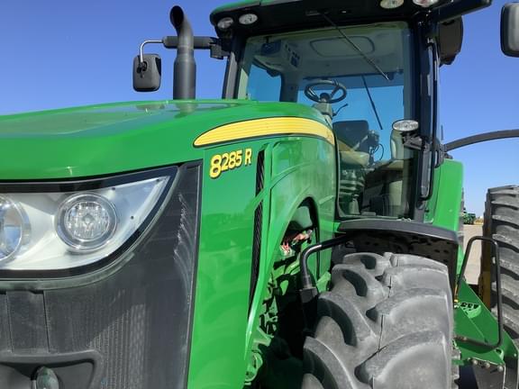Image of John Deere 8285R equipment image 4