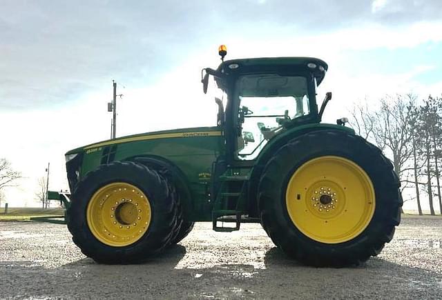 Image of John Deere 8285R equipment image 1