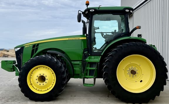 Image of John Deere 8310R equipment image 4