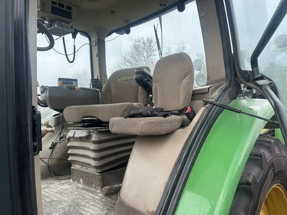 Image of John Deere 8310R equipment image 4