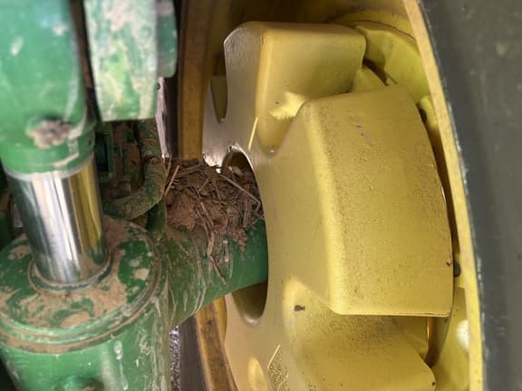 Image of John Deere 8335R equipment image 4