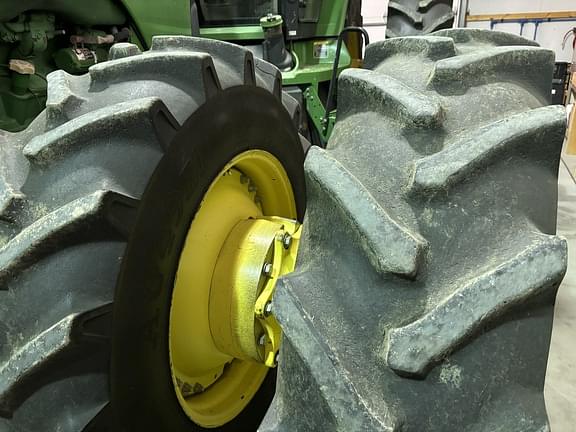 Image of John Deere 8335R equipment image 4