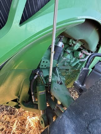 Image of John Deere 8335R equipment image 4