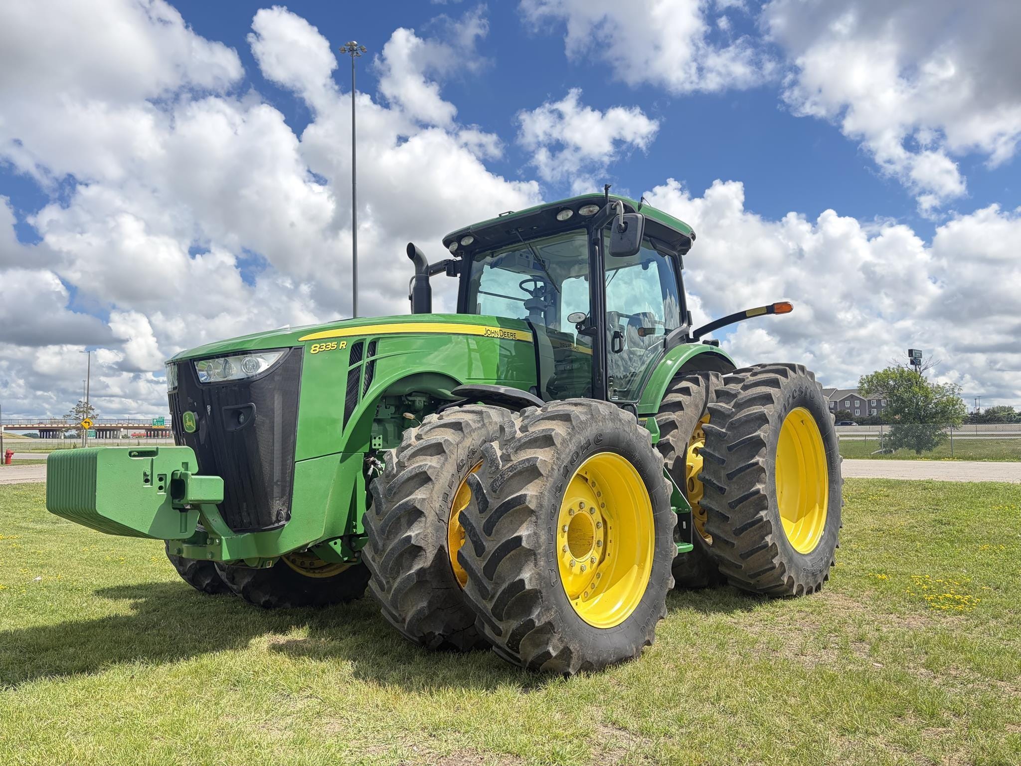 2012 John Deere 8335R Equipment Image0