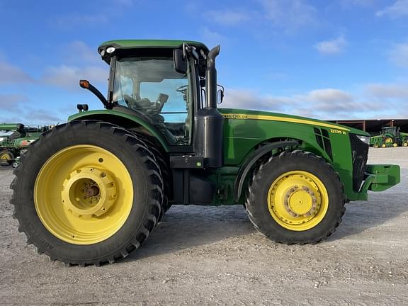 Image of John Deere 8335R equipment image 1