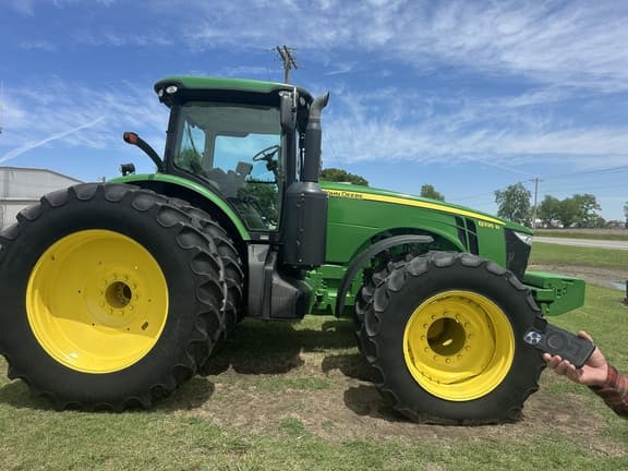 Image of John Deere 8335R equipment image 2