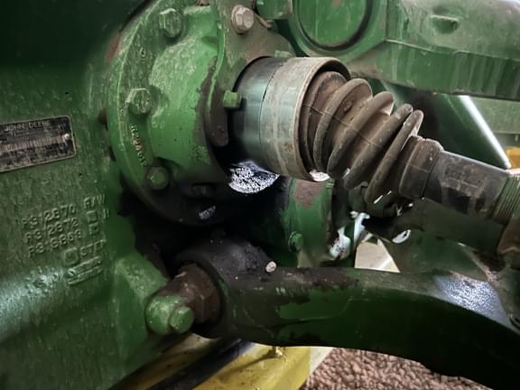 Image of John Deere 8335R equipment image 3