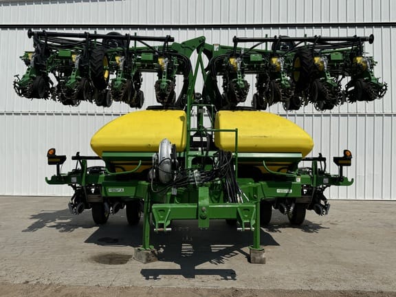 2012 John Deere DR24 Equipment Image0