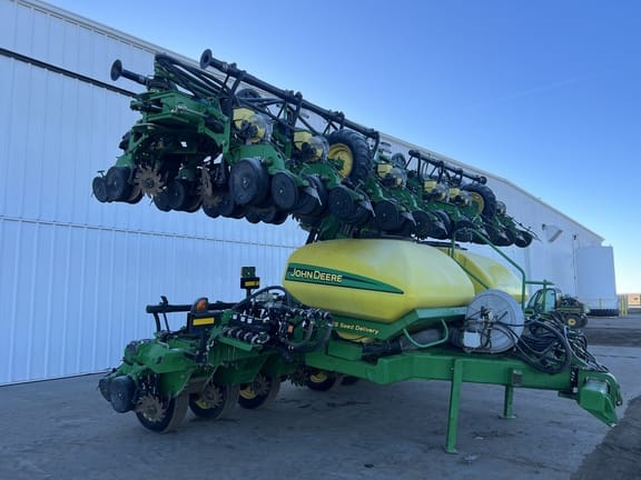 2013 John Deere DR24 Equipment Image0