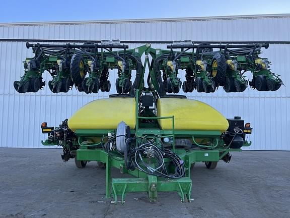 Image of John Deere DR24 equipment image 1