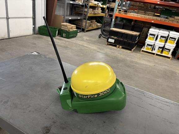 Image of John Deere StarFire 3000 equipment image 3