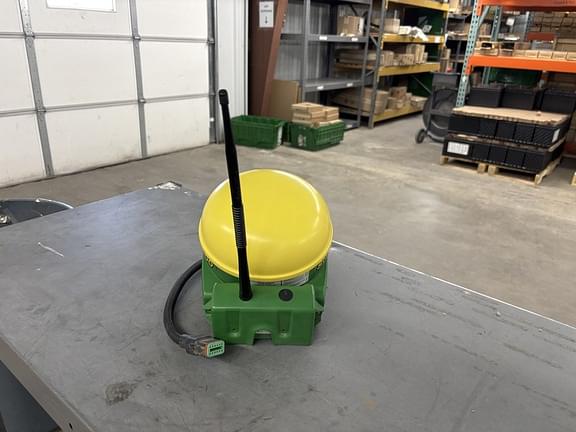Image of John Deere StarFire 3000 equipment image 2