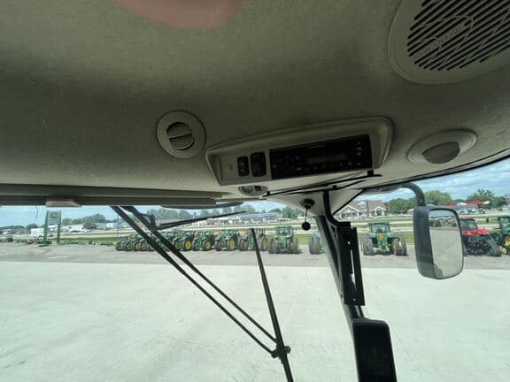 Image of John Deere S660 equipment image 4