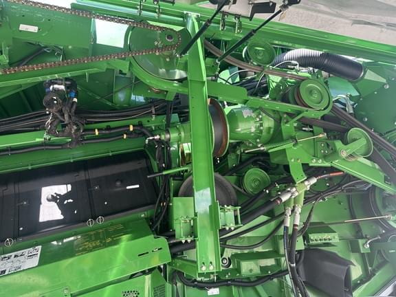 Image of John Deere S660 equipment image 2