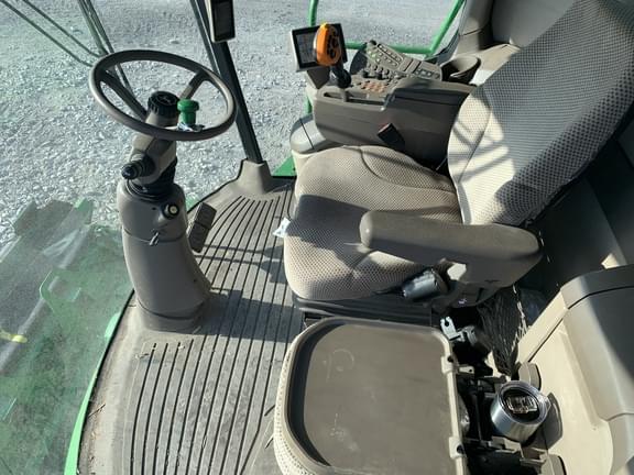 Image of John Deere S660 equipment image 4