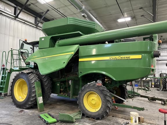 Image of John Deere S660 equipment image 1
