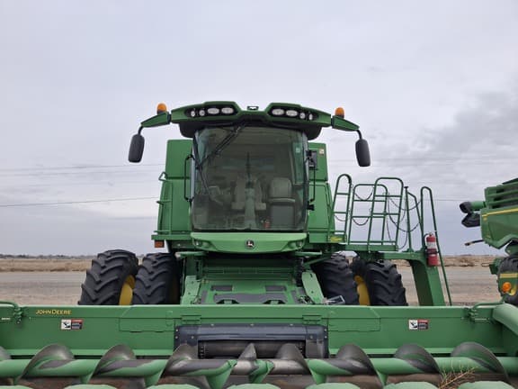 Image of John Deere S670 equipment image 1