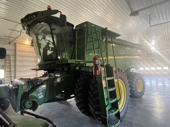 Main image John Deere S670