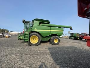 2012 John Deere S670 Image