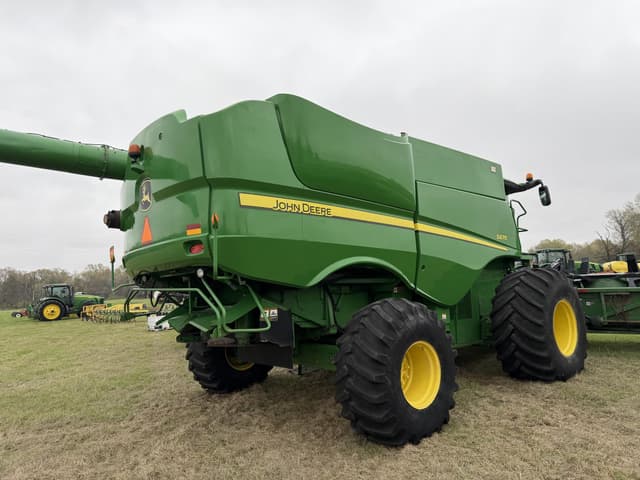 Image of John Deere S670 equipment image 2