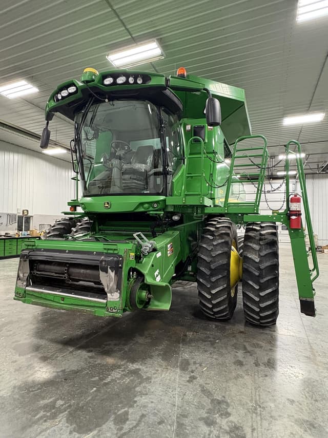 Image of John Deere S670 equipment image 1