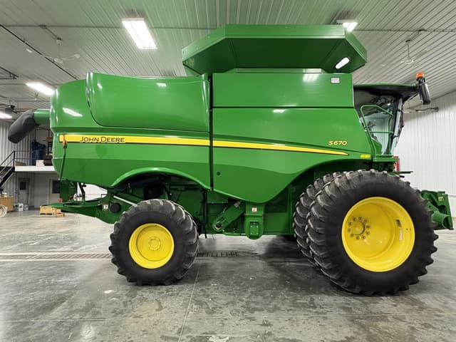 Image of John Deere S670 equipment image 2