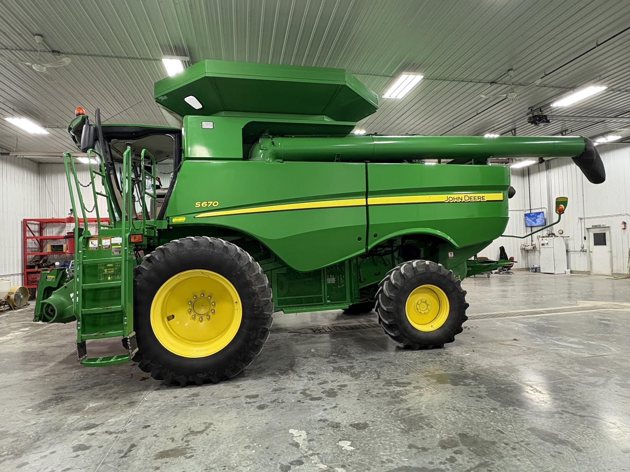 2012 John Deere S670 Equipment Image0