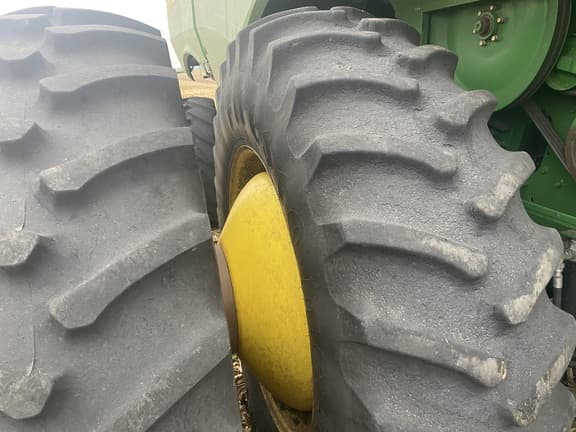 Image of John Deere S670 equipment image 4