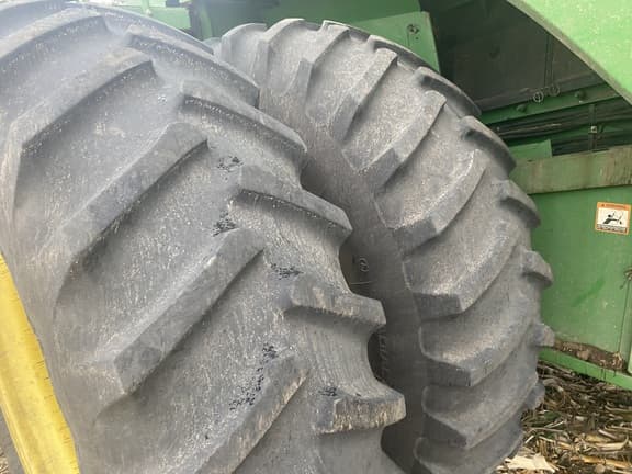 Image of John Deere S670 equipment image 1