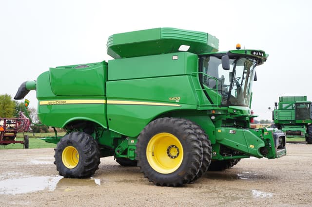 Image of John Deere S670 equipment image 2