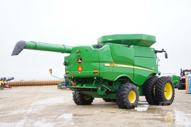 Image of John Deere S670 equipment image 4