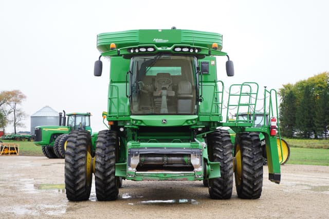 Image of John Deere S670 equipment image 1