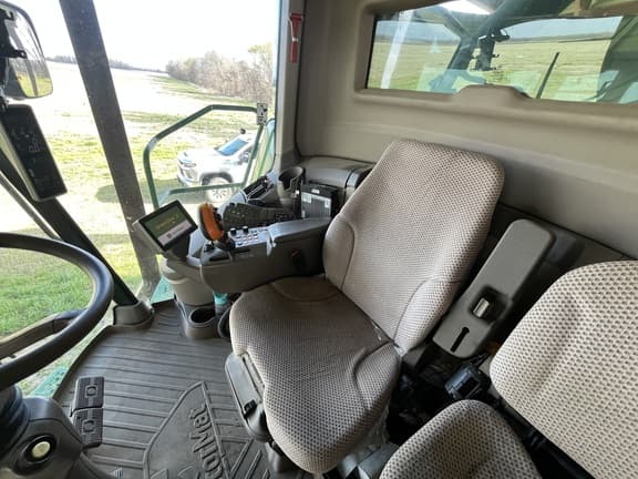 Image of John Deere S670 equipment image 1