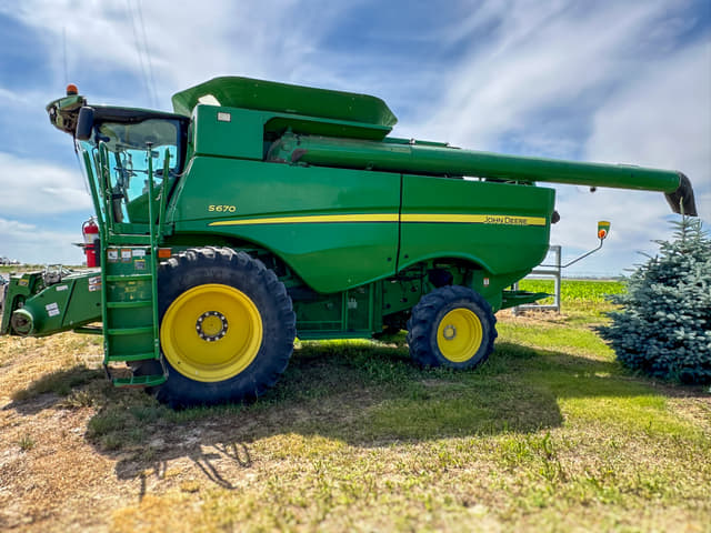 Image of John Deere S670 equipment image 1