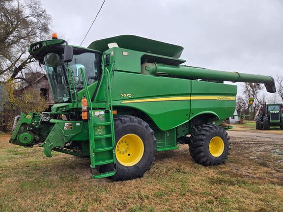 2012 John Deere S670 Equipment Image0