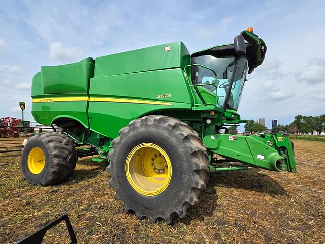 Image of John Deere S670 equipment image 2