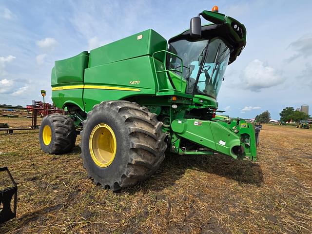 Image of John Deere S670 equipment image 1
