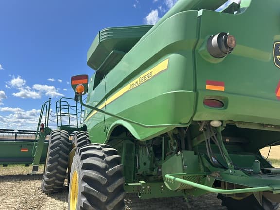 Image of John Deere S670 equipment image 2