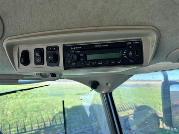 Image of John Deere S680 equipment image 3