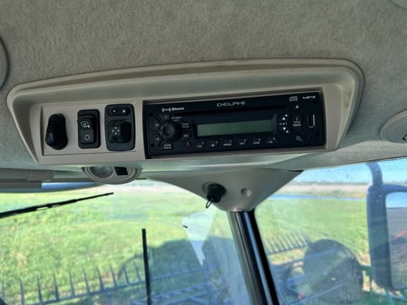 Image of John Deere S680 equipment image 3