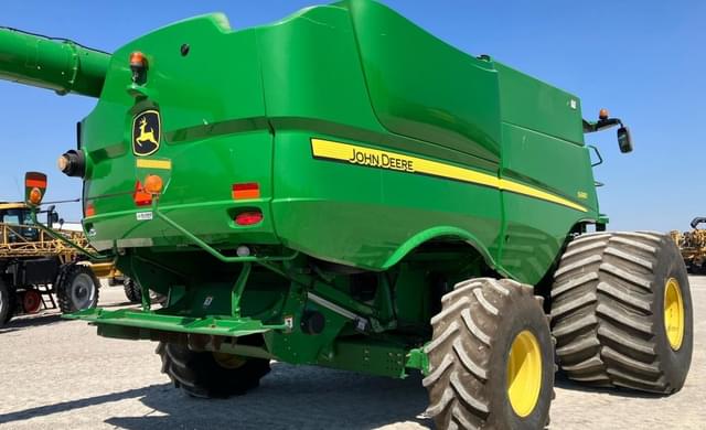 Image of John Deere S680 equipment image 4