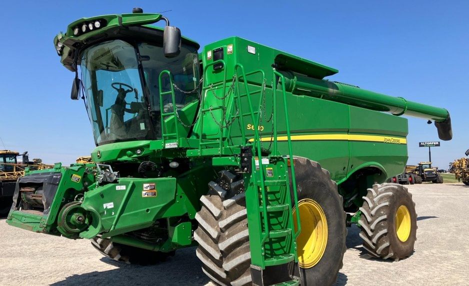 2012 John Deere S680 Equipment Image0
