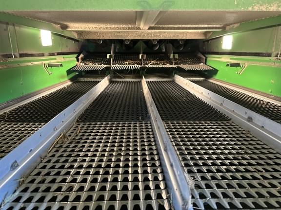 Image of John Deere S680 equipment image 2