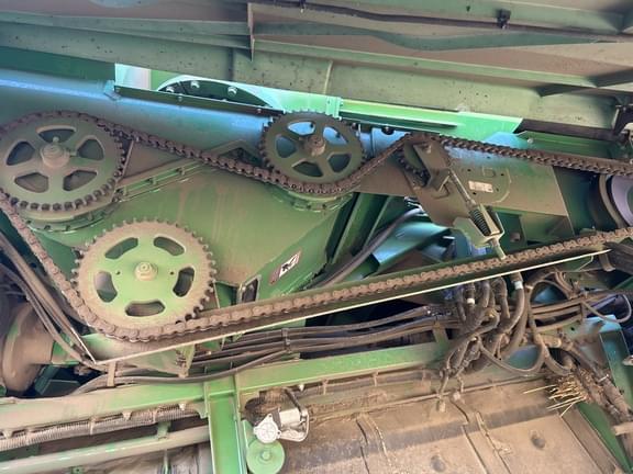 Image of John Deere S680 equipment image 4