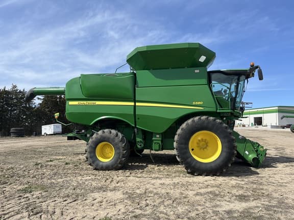 Image of John Deere S680 Primary image