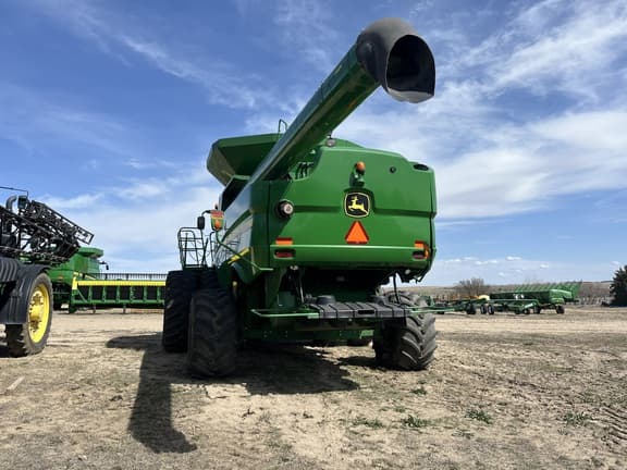 Image of John Deere S680 equipment image 3