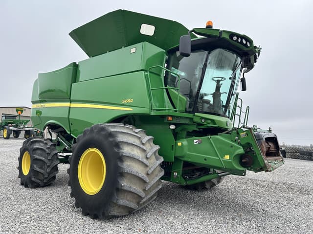 Image of John Deere S680 equipment image 1