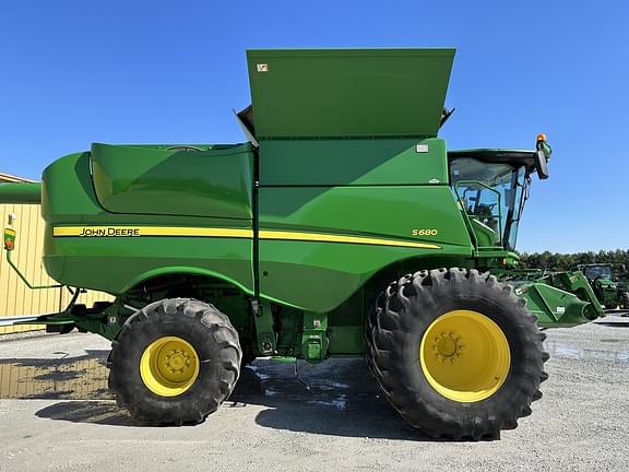 Image of John Deere S680 equipment image 1
