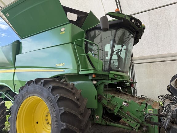 2012 John Deere S680 Equipment Image0