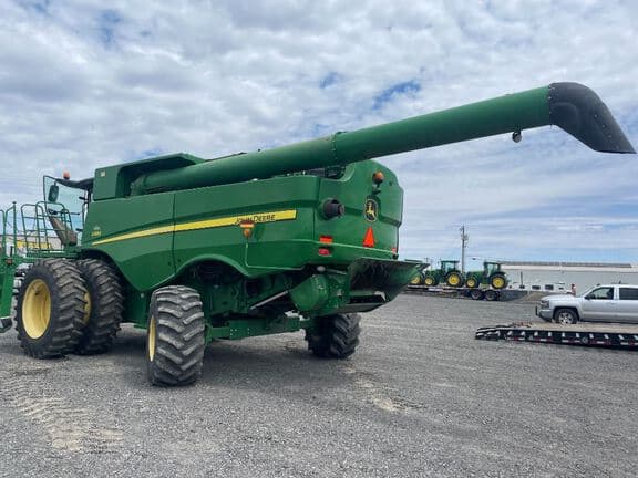 Image of John Deere S680 equipment image 1